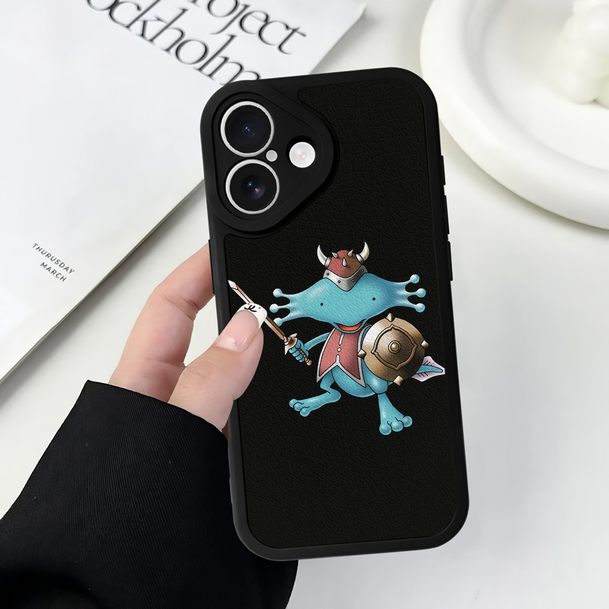 （画像用） ドラゴンクエスト Doragon Kuesuto Dragon Quest 【iPhone 16シリーズ対応】シリコンスマホケース（レザー調） 材質：シリコン